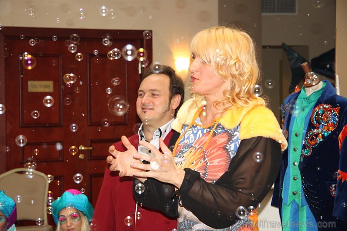 Pecolli ziepju burbuļu šovs «Bubblelandia» notiks 29.10.2011 Ķīpsalā, bet jau tagad iluzionisti Dace un Enriko Pecolli nodemonstrēja viesnīcā Monika d 67639