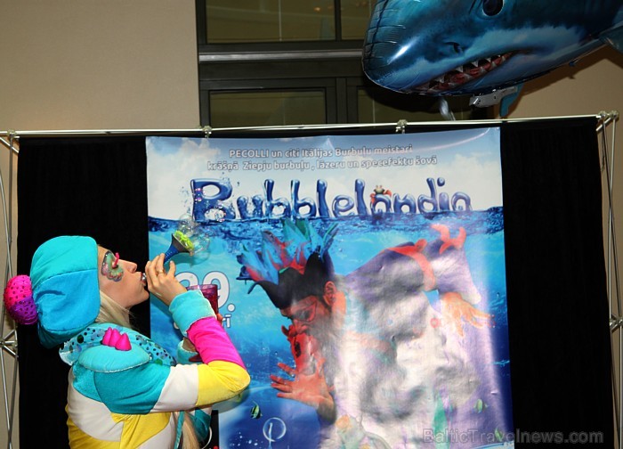 Pecolli ziepju burbuļu šovs «Bubblelandia» notiks 29.10.2011 Ķīpsalā, bet jau tagad iluzionisti Dace un Enriko Pecolli nodemonstrēja viesnīcā Monika d 67643