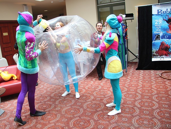 Pecolli ziepju burbuļu šovs «Bubblelandia» notiks 29.10.2011 Ķīpsalā, bet jau tagad iluzionisti Dace un Enriko Pecolli nodemonstrēja viesnīcā Monika d 67644