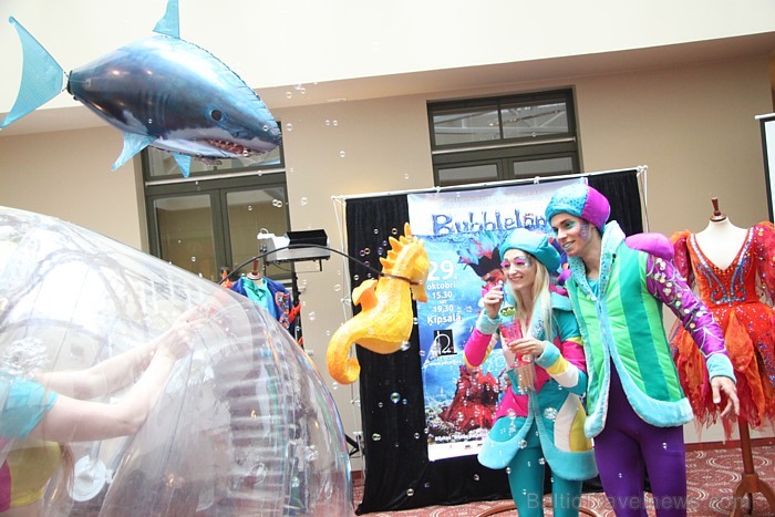 Pecolli ziepju burbuļu šovs «Bubblelandia» notiks 29.10.2011 Ķīpsalā, bet jau tagad iluzionisti Dace un Enriko Pecolli nodemonstrēja viesnīcā Monika d 67645