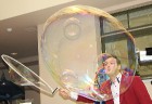 Pecolli ziepju burbuļu šovs «Bubblelandia» notiks 29.10.2011 Ķīpsalā, bet jau tagad iluzionisti Dace un Enriko Pecolli nodemonstrēja viesnīcā Monika d 9
