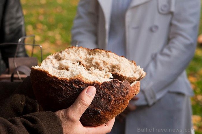 Cēsu pilī piedāvā jaunu interaktīvu programmu «Maizes cepšanas tradīcijas viduslaikos», kur maize tiks cepta autentiski rekonstruētā viduslaiku āra ma 67650