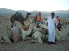 Par fotografēšanos pie kamieļa ir jāmaksā, to rūpīgi uzrauga šis saimnieks baltajā halātā - www.novatours.lv 21
