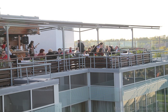 Rīgas skaistākās panorāmas jumta terase Pārdaugavā ir atklāta vasaras sezonai - www.islandehotel.lv 75138