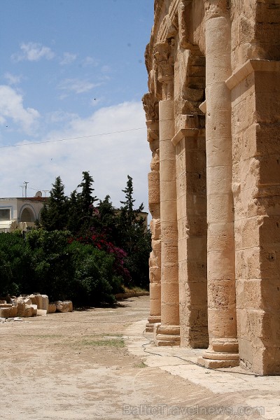 Mazā Tunisijas pilsētā El-Jem atrodas liels un slavens kolizejs. Tas tika uzcelts pirms 1800 gadiem. Tieši šajā kolizejā tika uzņemta slavena Holivuda 90482
