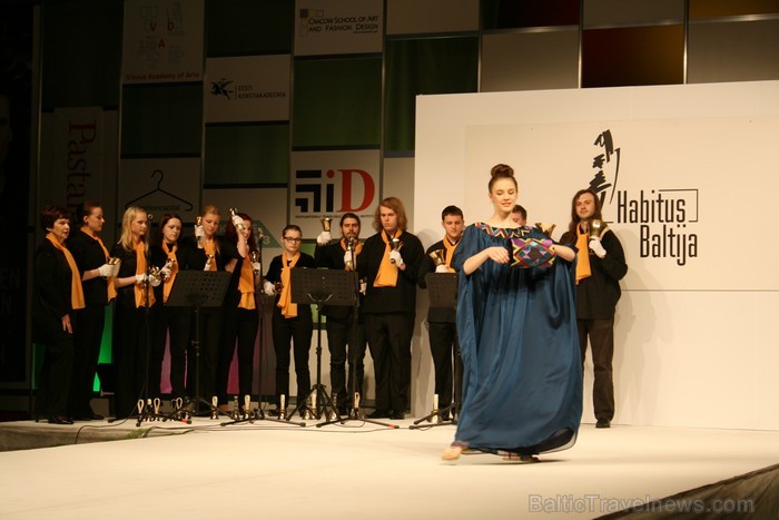 Šūšanas un rokdarbu skolas Burda Rīga absolventes demostrē savus radītos tērpus izstādē Mode un tekstils 2013 Ķīpsalā. 92314