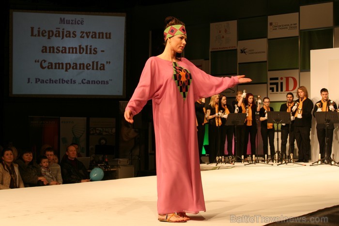 Šūšanas un rokdarbu skolas Burda Rīga absolventes demostrē savus radītos tērpus izstādē Mode un tekstils 2013 Ķīpsalā. 92315