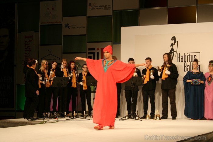 Šūšanas un rokdarbu skolas Burda Rīga absolventes demostrē savus radītos tērpus izstādē Mode un tekstils 2013 Ķīpsalā. 92317