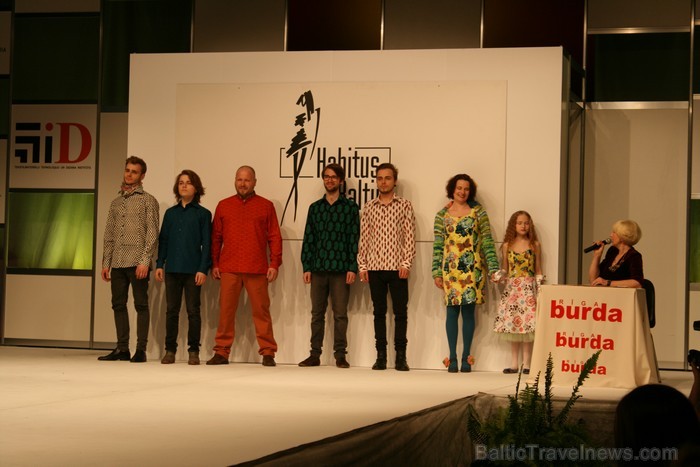 Šūšanas un rokdarbu skolas Burda Rīga absolventes demostrē savus radītos tērpus izstādē Mode un tekstils 2013 Ķīpsalā. 92321