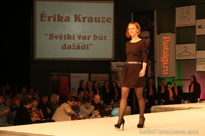 Šūšanas un rokdarbu skolas Burda Rīga absolventes demostrē savus radītos tērpus izstādē Mode un tekstils 2013 Ķīpsalā. 92323