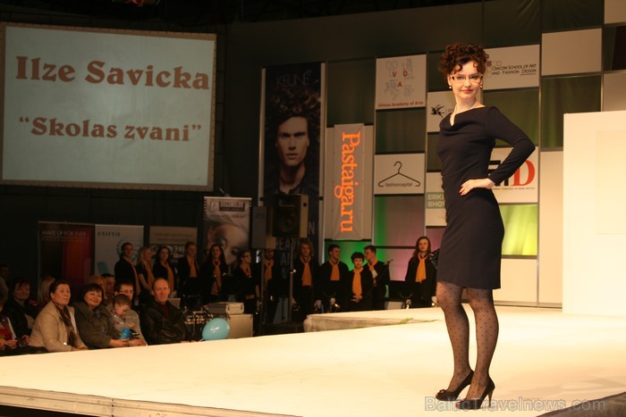 Šūšanas un rokdarbu skolas Burda Rīga absolventes demostrē savus radītos tērpus izstādē Mode un tekstils 2013 Ķīpsalā. 92324