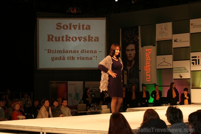 Šūšanas un rokdarbu skolas Burda Rīga absolventes demostrē savus radītos tērpus izstādē Mode un tekstils 2013 Ķīpsalā. 92327