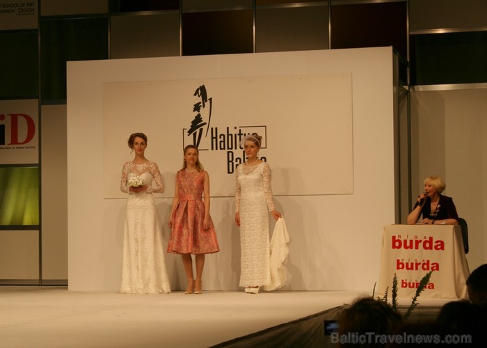 Šūšanas un rokdarbu skolas Burda Rīga absolventes demostrē savus radītos tērpus izstādē Mode un tekstils 2013 Ķīpsalā. 92331