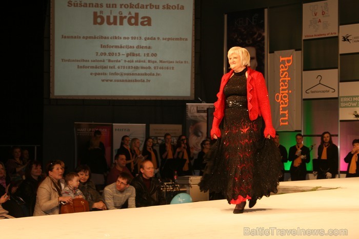 Šūšanas un rokdarbu skolas Burda Rīga absolventes demostrē savus radītos tērpus izstādē Mode un tekstils 2013 Ķīpsalā. 92332