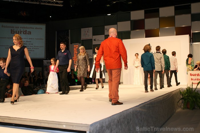 Šūšanas un rokdarbu skolas Burda Rīga absolventes demostrē savus radītos tērpus izstādē Mode un tekstils 2013 Ķīpsalā. 92333