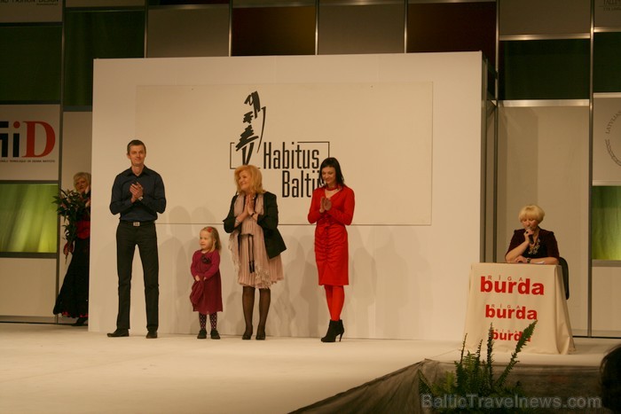 Šūšanas un rokdarbu skolas Burda Rīga absolventes demostrē savus radītos tērpus izstādē Mode un tekstils 2013 Ķīpsalā. 92335