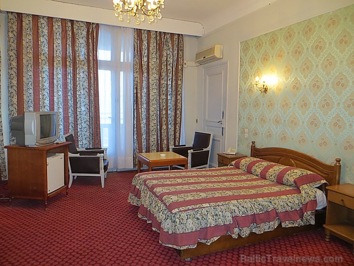 Daudzās viesnīcās istabiņas ir pat ļoti gaumīgi iekārtotas, taču prasās pēc pamatīgiem atjaunināšanas darbiem 93083