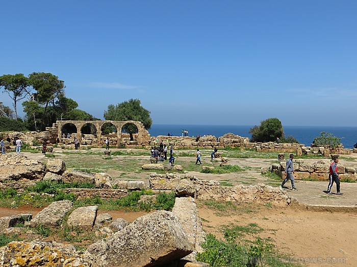 4.gadsimta beigās celta antīka Bazilika, par kuras varenumu tagad vien liecina milzīgo kolonnu un arku pārpalikumi 93306