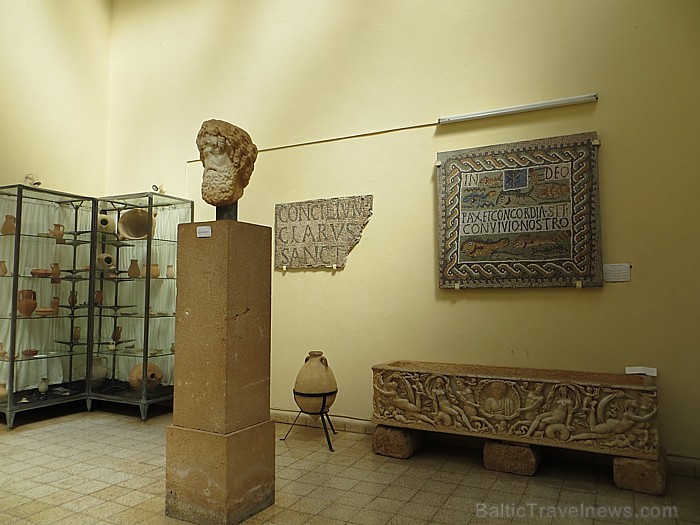 Tipazas muzejs lepojas ar grezni rotātiem sarkofāgiem, mājsaimniecībā un skaistumkopšanā izmantojamiem priekšmetiem, kā arī skulptūrām 93334