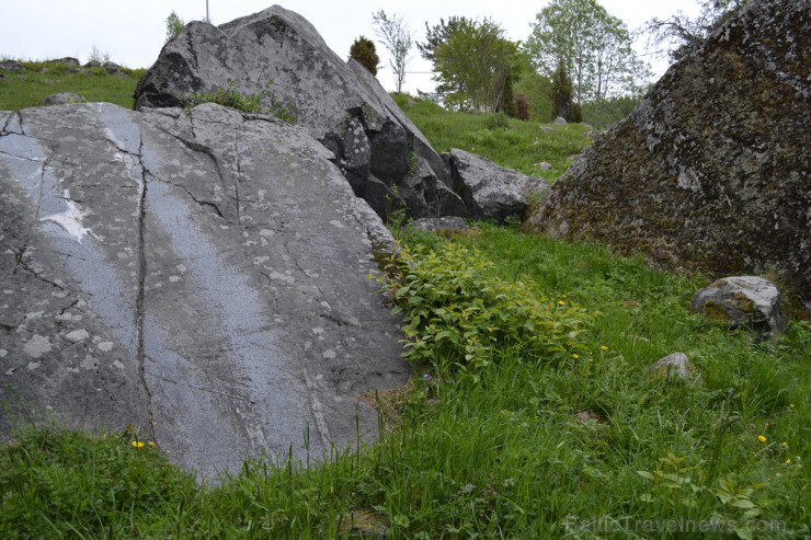 Lai veiktu auglības rituālu un vieglāk tiktu pie bērniņa, sievietei vajadzēja nošļūkt pa šo akmeni, kas atrodas Järvsta Vikingu laikmeta kapu lauka ma 94991