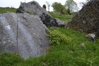Lai veiktu auglības rituālu un vieglāk tiktu pie bērniņa, sievietei vajadzēja nošļūkt pa šo akmeni, kas atrodas Järvsta Vikingu laikmeta kapu lauka ma 1