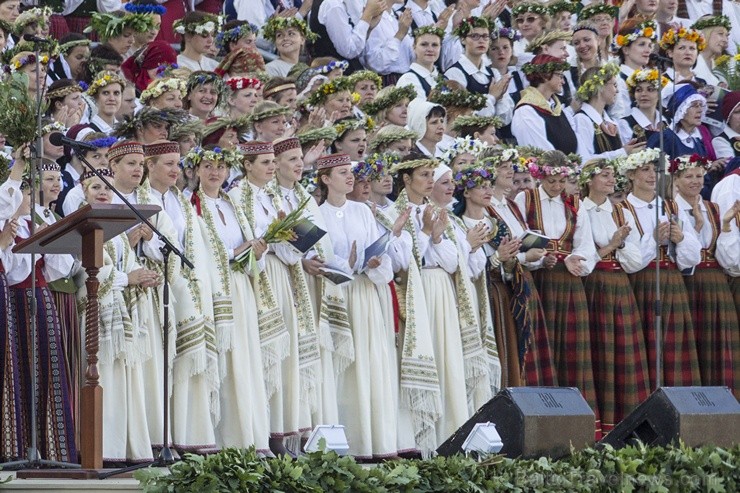 Ar aptuveni 18 000 dalībnieku uzstāšanos Mežaparka Lielajā estrādē noslēdzas XXV Vispārējie latviešu Dziesmu un XV Deju svētki 98280
