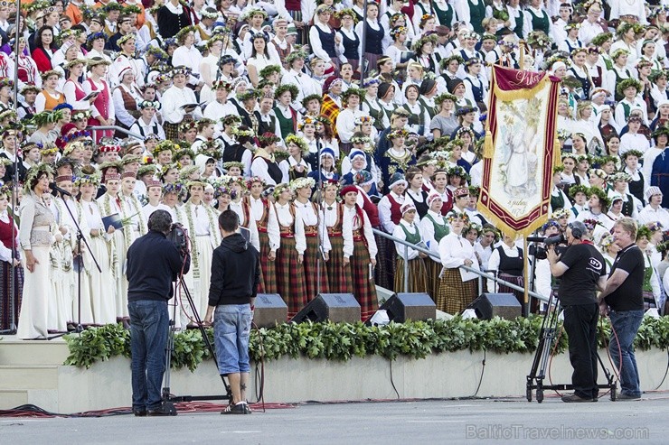 Ar aptuveni 18 000 dalībnieku uzstāšanos Mežaparka Lielajā estrādē noslēdzas XXV Vispārējie latviešu Dziesmu un XV Deju svētki 98281