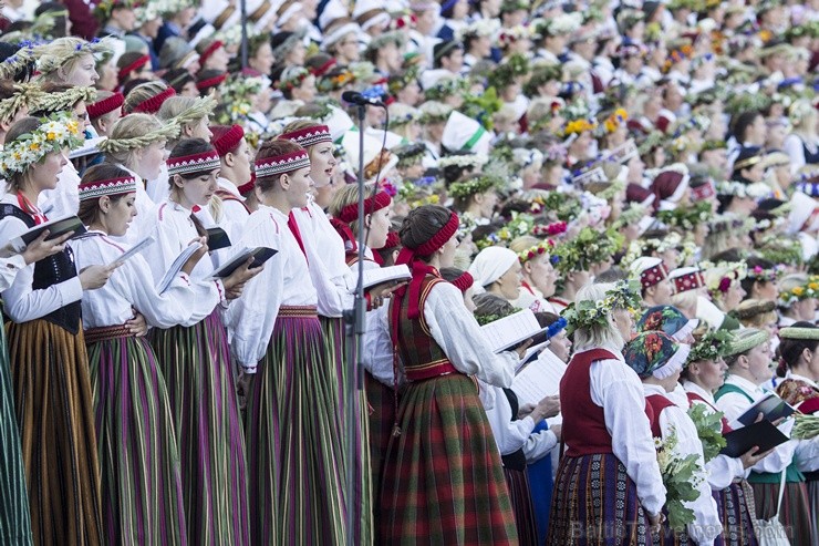 Ar aptuveni 18 000 dalībnieku uzstāšanos Mežaparka Lielajā estrādē noslēdzas XXV Vispārējie latviešu Dziesmu un XV Deju svētki 98283