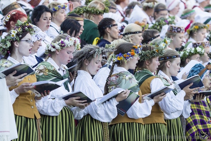 Ar aptuveni 18 000 dalībnieku uzstāšanos Mežaparka Lielajā estrādē noslēdzas XXV Vispārējie latviešu Dziesmu un XV Deju svētki 98284