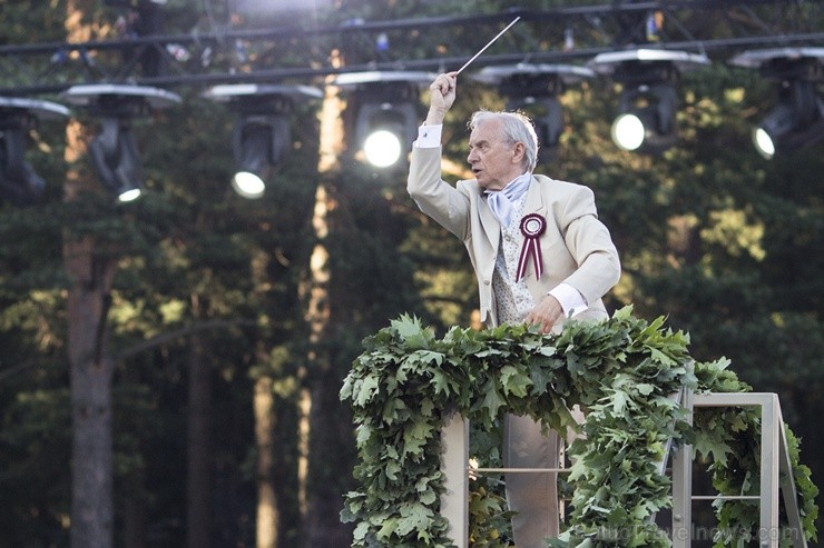 Ar aptuveni 18 000 dalībnieku uzstāšanos Mežaparka Lielajā estrādē noslēdzas XXV Vispārējie latviešu Dziesmu un XV Deju svētki 98285