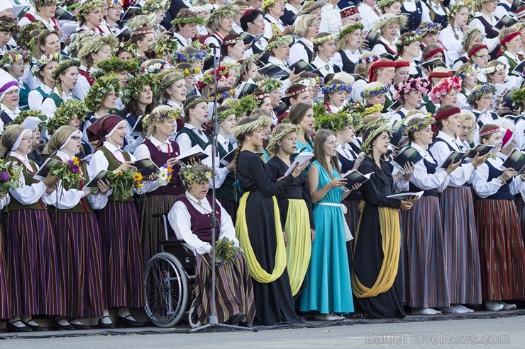 Ar aptuveni 18 000 dalībnieku uzstāšanos Mežaparka Lielajā estrādē noslēdzas XXV Vispārējie latviešu Dziesmu un XV Deju svētki 98286