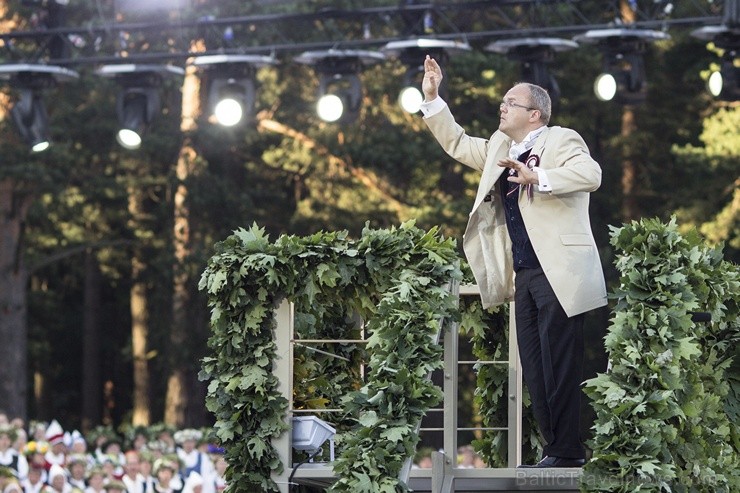 Ar aptuveni 18 000 dalībnieku uzstāšanos Mežaparka Lielajā estrādē noslēdzas XXV Vispārējie latviešu Dziesmu un XV Deju svētki 98289