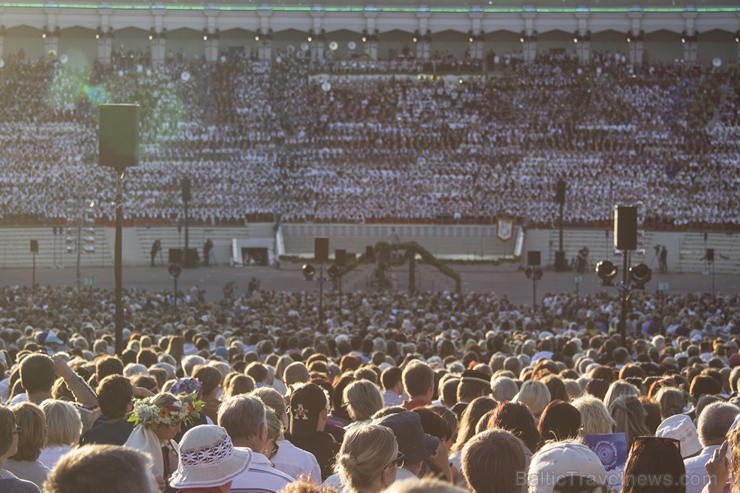 Ar aptuveni 18 000 dalībnieku uzstāšanos Mežaparka Lielajā estrādē noslēdzas XXV Vispārējie latviešu Dziesmu un XV Deju svētki 98291