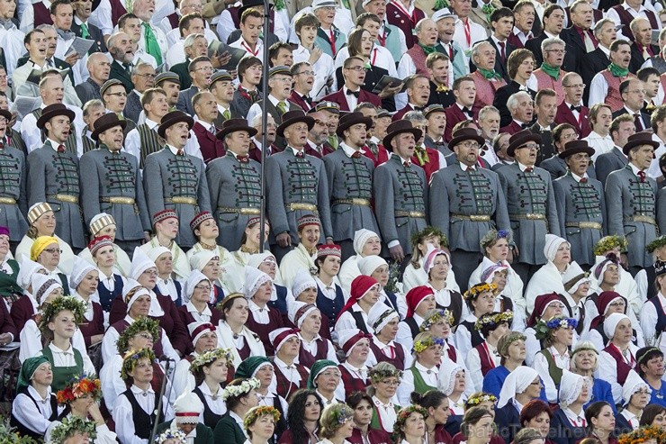 Ar aptuveni 18 000 dalībnieku uzstāšanos Mežaparka Lielajā estrādē noslēdzas XXV Vispārējie latviešu Dziesmu un XV Deju svētki 98292