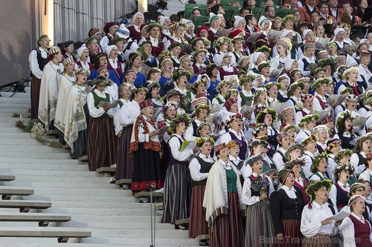 Ar aptuveni 18 000 dalībnieku uzstāšanos Mežaparka Lielajā estrādē noslēdzas XXV Vispārējie latviešu Dziesmu un XV Deju svētki 98293