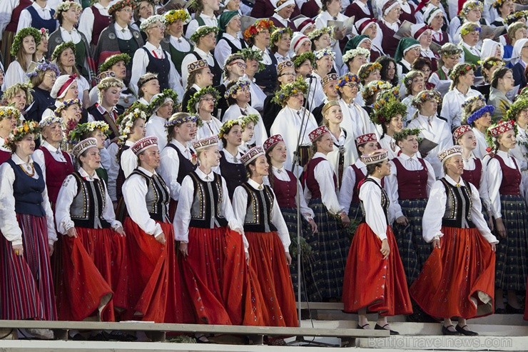 Ar aptuveni 18 000 dalībnieku uzstāšanos Mežaparka Lielajā estrādē noslēdzas XXV Vispārējie latviešu Dziesmu un XV Deju svētki 98296