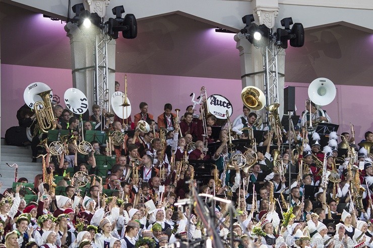 Ar aptuveni 18 000 dalībnieku uzstāšanos Mežaparka Lielajā estrādē noslēdzas XXV Vispārējie latviešu Dziesmu un XV Deju svētki 98297