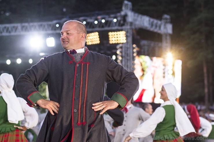 Ar aptuveni 18 000 dalībnieku uzstāšanos Mežaparka Lielajā estrādē noslēdzas XXV Vispārējie latviešu Dziesmu un XV Deju svētki 98299
