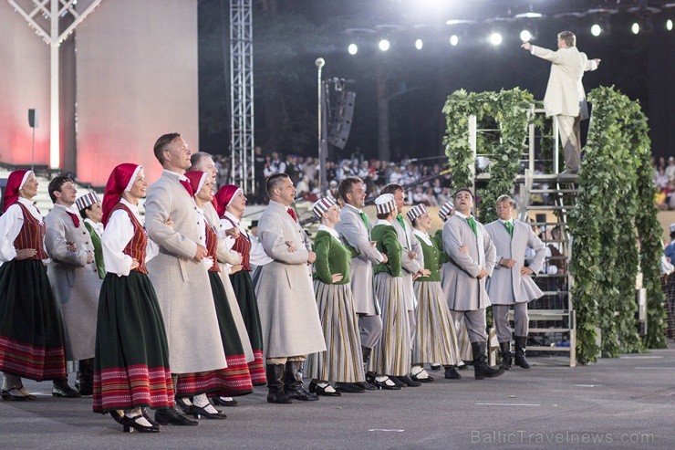 Ar aptuveni 18 000 dalībnieku uzstāšanos Mežaparka Lielajā estrādē noslēdzas XXV Vispārējie latviešu Dziesmu un XV Deju svētki 98301