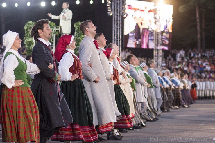Ar aptuveni 18 000 dalībnieku uzstāšanos Mežaparka Lielajā estrādē noslēdzas XXV Vispārējie latviešu Dziesmu un XV Deju svētki 98302