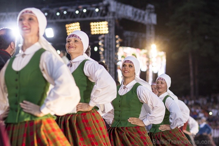 Ar aptuveni 18 000 dalībnieku uzstāšanos Mežaparka Lielajā estrādē noslēdzas XXV Vispārējie latviešu Dziesmu un XV Deju svētki 98303