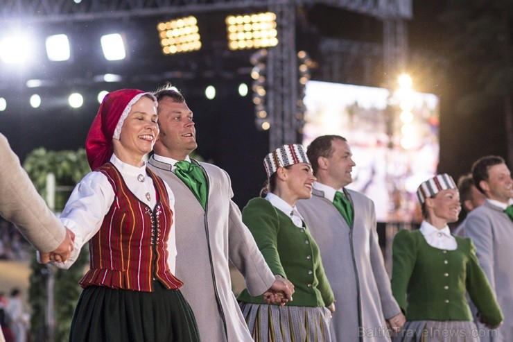 Ar aptuveni 18 000 dalībnieku uzstāšanos Mežaparka Lielajā estrādē noslēdzas XXV Vispārējie latviešu Dziesmu un XV Deju svētki 98304
