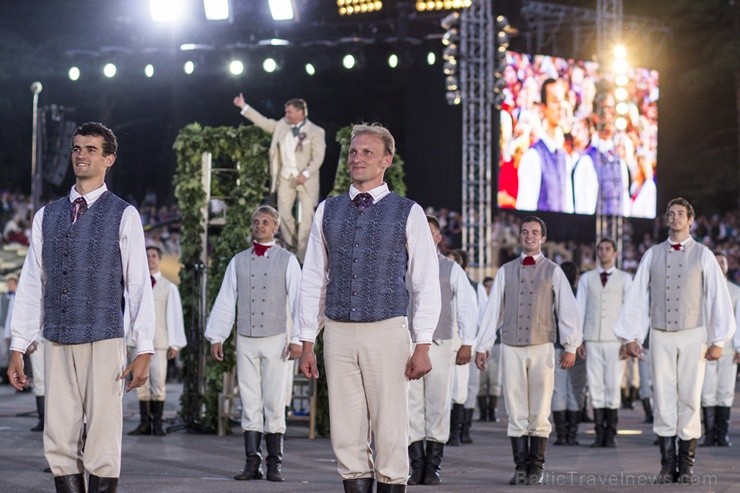 Ar aptuveni 18 000 dalībnieku uzstāšanos Mežaparka Lielajā estrādē noslēdzas XXV Vispārējie latviešu Dziesmu un XV Deju svētki 98305