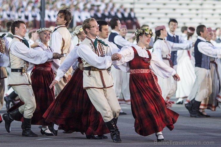 Ar aptuveni 18 000 dalībnieku uzstāšanos Mežaparka Lielajā estrādē noslēdzas XXV Vispārējie latviešu Dziesmu un XV Deju svētki 98310