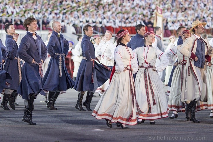 Ar aptuveni 18 000 dalībnieku uzstāšanos Mežaparka Lielajā estrādē noslēdzas XXV Vispārējie latviešu Dziesmu un XV Deju svētki 98318