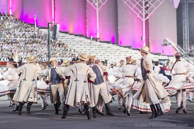 Ar aptuveni 18 000 dalībnieku uzstāšanos Mežaparka Lielajā estrādē noslēdzas XXV Vispārējie latviešu Dziesmu un XV Deju svētki 98319