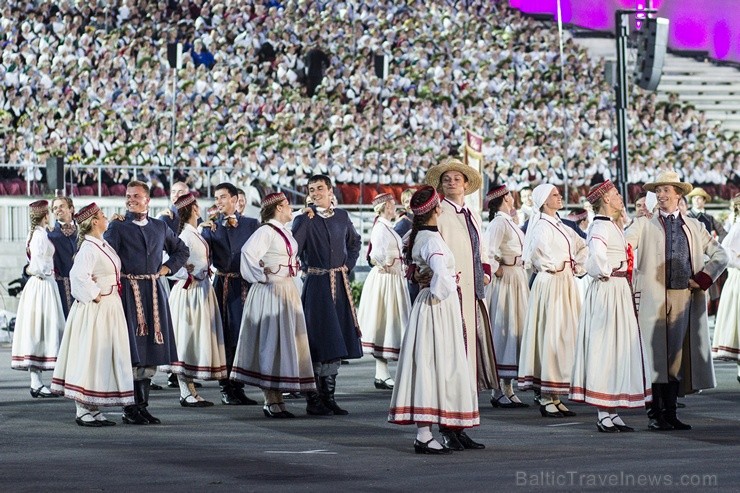 Ar aptuveni 18 000 dalībnieku uzstāšanos Mežaparka Lielajā estrādē noslēdzas XXV Vispārējie latviešu Dziesmu un XV Deju svētki 98322