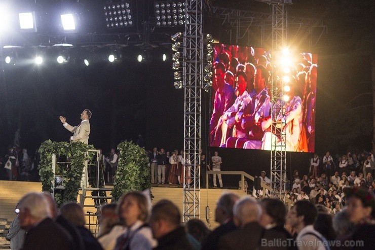 Ar aptuveni 18 000 dalībnieku uzstāšanos Mežaparka Lielajā estrādē noslēdzas XXV Vispārējie latviešu Dziesmu un XV Deju svētki 98327