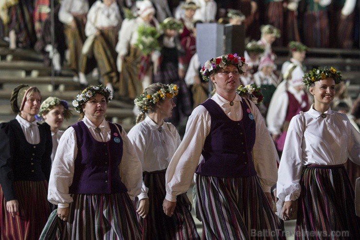 Ar aptuveni 18 000 dalībnieku uzstāšanos Mežaparka Lielajā estrādē noslēdzas XXV Vispārējie latviešu Dziesmu un XV Deju svētki 98328
