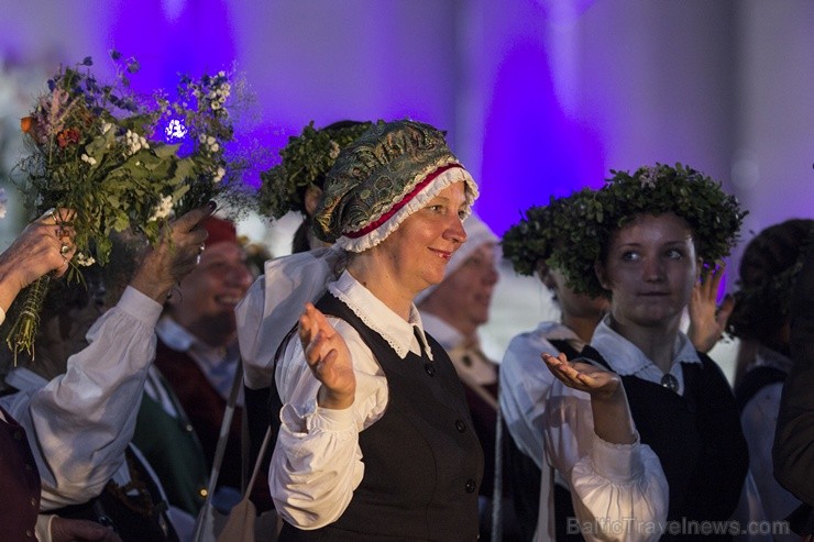 Ar aptuveni 18 000 dalībnieku uzstāšanos Mežaparka Lielajā estrādē noslēdzas XXV Vispārējie latviešu Dziesmu un XV Deju svētki 98329